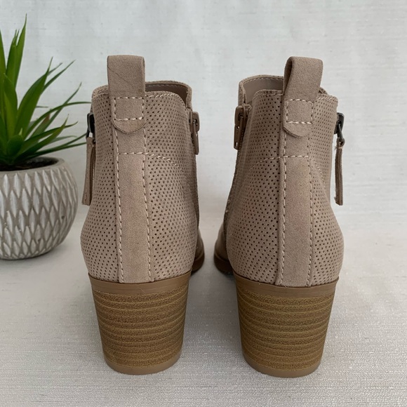 New Dolchetta Libby Beige Perforated Faux Suede Zip Heeled Ankle Boots Womens 8M - Picture 11 of 13